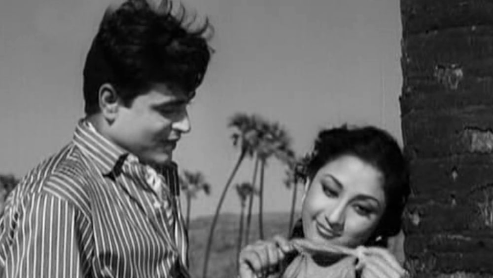 ভারত যখন স্বাধীন হয়, তখন রাজেন্দ্র সবে আঠারো পেরিয়েছেন। দেশ স্বাধীনের পরবর্তী রাজনৈতিক অবস্থা, সামাজিক পরিকাঠামো তাঁর সেনাবিহিনীতে যোগ দেওয়ার ইচ্ছেকে উস্কে দিত। কিন্তু শেষ পর্যন্ত তা আর হয়ে উঠল না। বরং ছোটবেলা থেকেই নাটকে আনন্দ খুঁজে পাওয়া ছেলেটা বেছে নিল লাইট, ক্যামেরা অ্যাকশনের জগৎ।