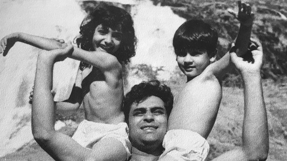 তবে হিরো নয়, প্রথম জীবনে ক্যামেরার পিছনে কাজ করতেই ভালবাসতেন রাজেন্দ্র। যোগ দিয়েছিলেন পরিচালক এইচ এস রাওয়ালের সঙ্গে। ‘পতঙ্গ’, ‘সাগাই’, ‘পকেটমার’-এর মতো নানা ছবিতে তাঁর সহকারী পরিচালক হিসেবে কাজ করেন রাজেন্দ্র।