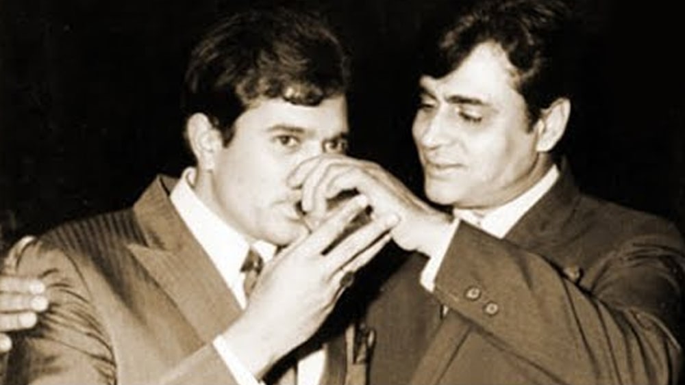 এর পর থেকেই পর পর ছবির অফার আসতে থাকে রাজেন্দ্র কুমারের কাছে। তাঁর অভিনীত ‘সঙ্গম’, ‘সূরয’, ‘ধুল কা ফুল’, ‘মেরে মেহবুব’-এর মতো বেশ কিছু ছবি দিনের পর দিন হল থেকে সরতই না। প্রায় অনেক ছবিই পার করত ‘সগৌরবে চলিতেছে’-র ২৫ সপ্তাহ। এমন মানুষকে ‘জুবিলি কুমার’ ছাড়া আর কীই বা নাম দেওয়া যায়! এই সময় বিভিন্ন নায়িকার সঙ্গে তাঁর ঘনিষ্ঠতার কথাও প্রকাশ্যে আসে।