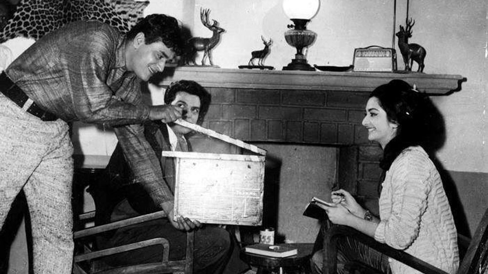 তত দিনে বিবাহিত হলেও সায়রা বানুর সঙ্গে তাঁর সম্পর্ক নিয়ে ফিসফাস শুরু হয়েছে। শোনা যায়, স্ত্রী-সংসার ছেড়ে সায়রাকে বিয়ে করার জন্য উন্মুখ ছিলেন রাজেন্দ্র। এই সময় সেই প্রেমে বাধা হয়ে দাঁড়ালেন সায়রার মা নাসিম বানু। বিবাহিত ও সন্তানের বাবা রাজেন্দ্রকে মেয়ের প্রেমিক হিসেবে কিছুতেই মানতে পারলেন না তিনি। পরিণতি পেল না প্রেম। পরে নূতনের সঙ্গেও তাঁর বিশেষ বন্ধুত্ব তৈরি হলেও তা অত গাঢ় হতে পারেনি।