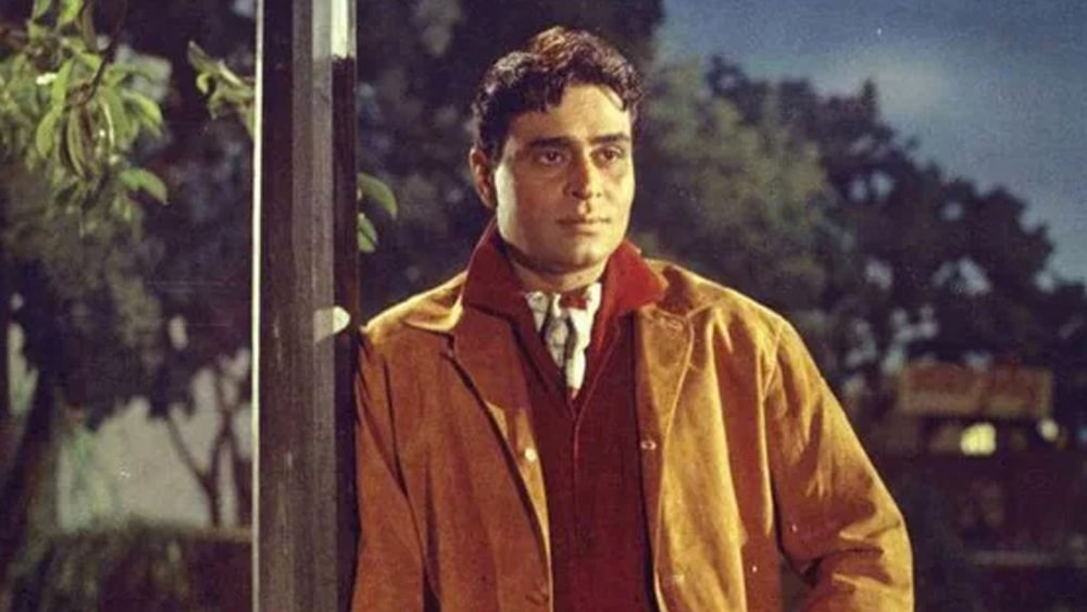 ‘নাম’ ছবির শুটিং চলাকালীন হংকং থেকে ভারতে বহু ফোন করেছিলেন ছবির নায়িকা অমৃতা সিংহ। এর ফলে বিপুল অঙ্কের এসটিডি বিল ধরানো হয় প্রযোজনা সংস্থাকে। এর ‘শাস্তি’ হিসাবে অমৃতা সিংহের বেতন থেকে একটা অংশ কেটে নিয়েছিলেন সিনেমার প্রযোজক রাজেন্দ্র। এই ঘটনা তাঁকে পেশাদার প্রযোজক হিসাবে বিখ্যাত করে তোলে।