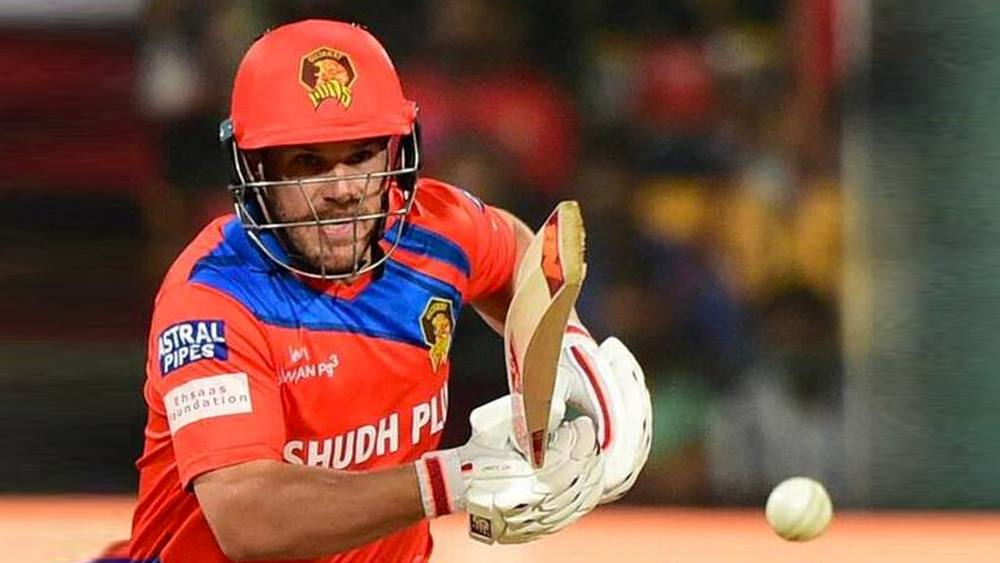 অ্যারন ফিঞ্চ: আইপিএলে সাতটি দলের হয়ে খেলেছেন এই অজি ওপেনার। যা রেকর্ড। তাঁর আগে কোনও ক্রিকেটার আইপিএলে এতগুলো দলের হয়ে খেলেননি। এই তথ্যেই পরিষ্কার যে ফ্র্যাঞ্চাইজিগুলো কতটা গুরুত্ব দিয়ে দেখেছে অস্ট্রেলিয়ার অধিনায়ককে। তবে এখনও কেকেআরে খেলেননি তিনি।