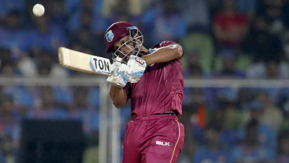 আগের দু’বার আইপিএলের নিলামে সিমন্সকে কোনও ফ্যাঞ্চাইজি নিতে আগ্রহ দেখায়নি। যদিও এ বারের ক্যারিবিয়ান প্রিমিয়ার লিগে ত্রিনবাগো নাইট রাইডার্সের হয়ে ১১ ইনিংসে ৪৩০ রান করেছেন তিনি। সদ্য তিরুঅনন্তপুরমে ভারতের বিরুদ্ধে দ্বিতীয় টি-টোয়েন্টিতে ম্যাচ জেতানো ইনিংসও খেলেছেন ডানহাতি এই ওপেনার।