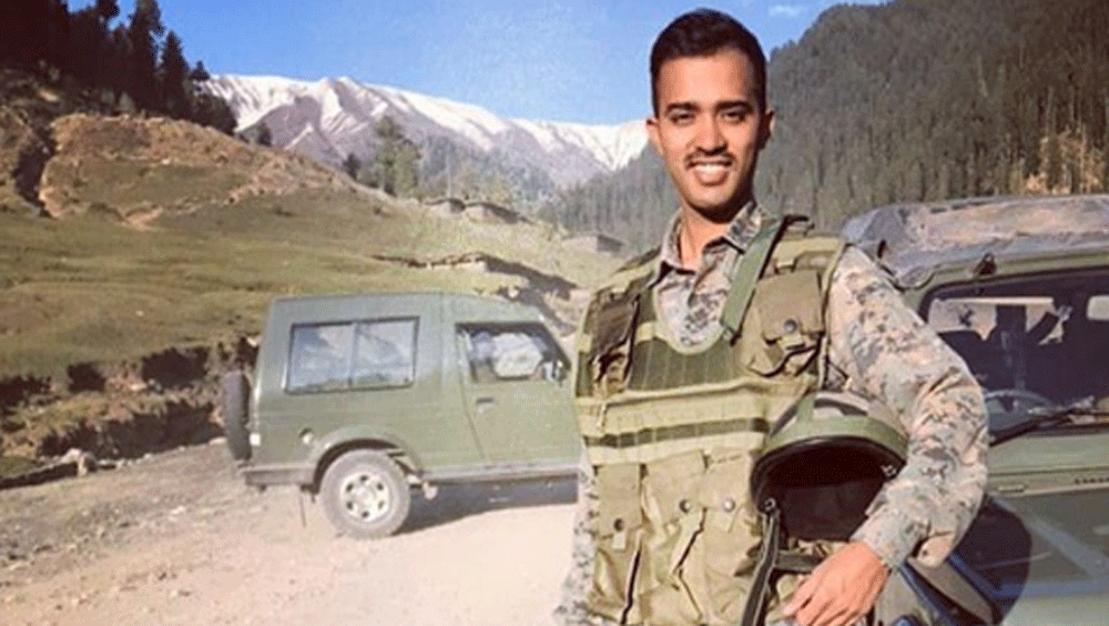 ছেলেও তাঁদের সেই অক্লান্ত পরিশ্রমের মর্যাদা রেখেছে। দেশের কনিষ্ঠতম আইপিএস অফিসার হয়েছেন তিনি। কনিষ্ঠতম অ্যাসিস্ট্যান্ট সুপারিটেন্ডেন্ট পুলিশ (এএসপি) হয়ে আগামী ২৩ ডিসেম্বর রাজস্থানের জামনগর থানায় কাজে যোগ দেবেন তিনি। নিজের এই সাফল্য বাবা-মাকে উত্সর্গ করেছেন।