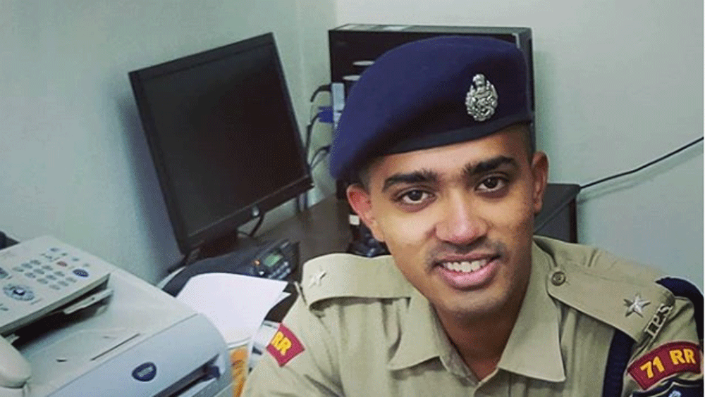 দেশের কনিষ্ঠতম এই এএসপি-র নাম সাফিন হাসান। গুজরাতের পালানপুরে জন্ম তাঁর। ছোটবেলায় একবার তাঁর জেলার জেলাশাসককে গ্রামবাসীদের সঙ্গে কথা বলে তাঁদের সমস্যা সমাধান করতে দেখেছিলেন।