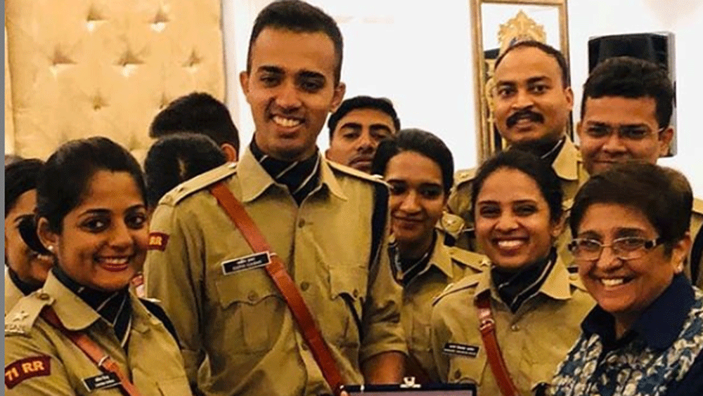 খুব সহজ আর সুন্দরভাবে গ্রামবাসীর সঙ্গে মিশে গিয়েছিলেন সেই জেলাশাসক। তাঁদের সমস্ত সমস্যার সমাধান বাতলে দিচ্ছিলেন। বিনিময়ে গ্রামবাসীর কাছ থেকে পেয়েছিলেন শ্রদ্ধা আর সম্মান।