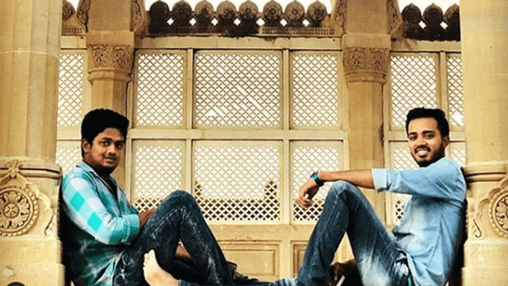 তাঁকে অবশ্য শুধু বাবা-মা সাহায্য করেননি, এমন এক মেধাবী ছেলের যাতে পরীক্ষার প্রস্তুতিতে কোনও অসুবিধা না হয়, তার জন্য এগিয়ে এসেছিলেন এক প্রতিবেশী পরিবারও।