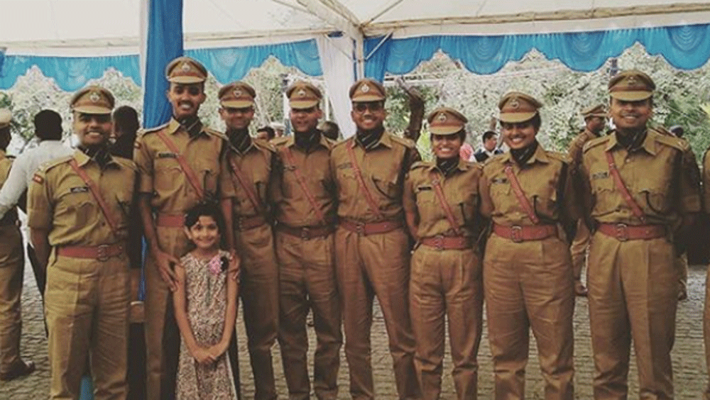 ইউপিএসসি-তে সারা ভারতে ৫৭০ র‌্যাঙ্ক করেন তিনি এবং মাত্র ২২ বছর বয়সে ভারতে কনিষ্ঠতম আইপিএস অফিসার হয়ে যান।