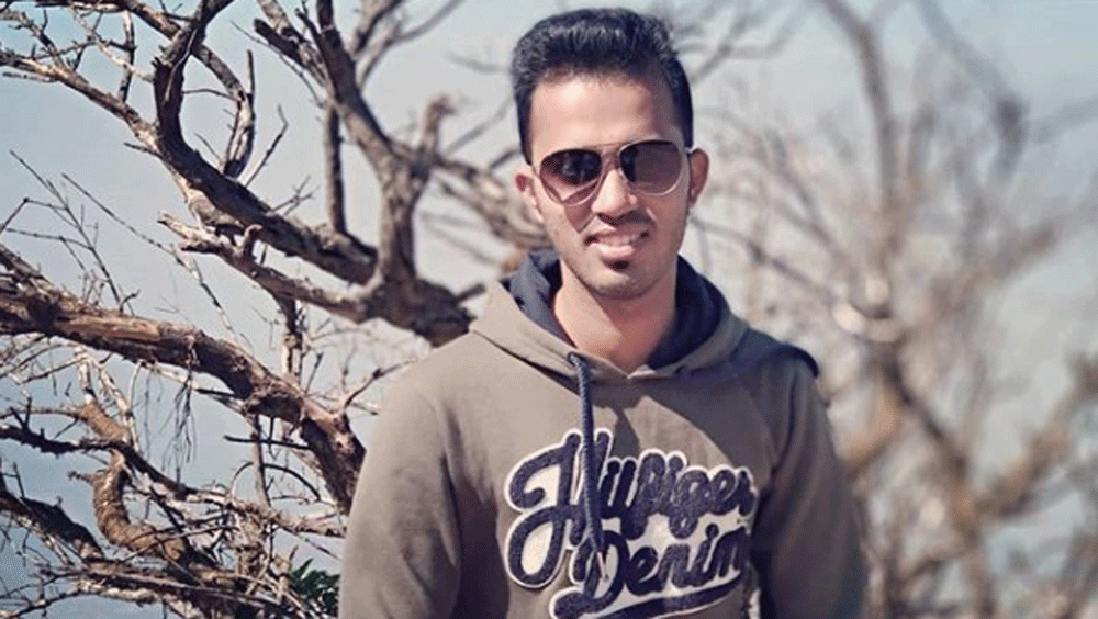 ছেলের কৃতিত্বের পর সেই সব কষ্টের দিনের কথা মনে করে চোখে জল চলে আসে তাঁর বাবা-মার।