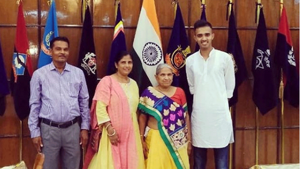 একসময় সুরাতের হিরে ইউনিটে কাজ করতেন তাঁর বাবা মুস্তফা হাসান এবং মা নাসিম বানু।