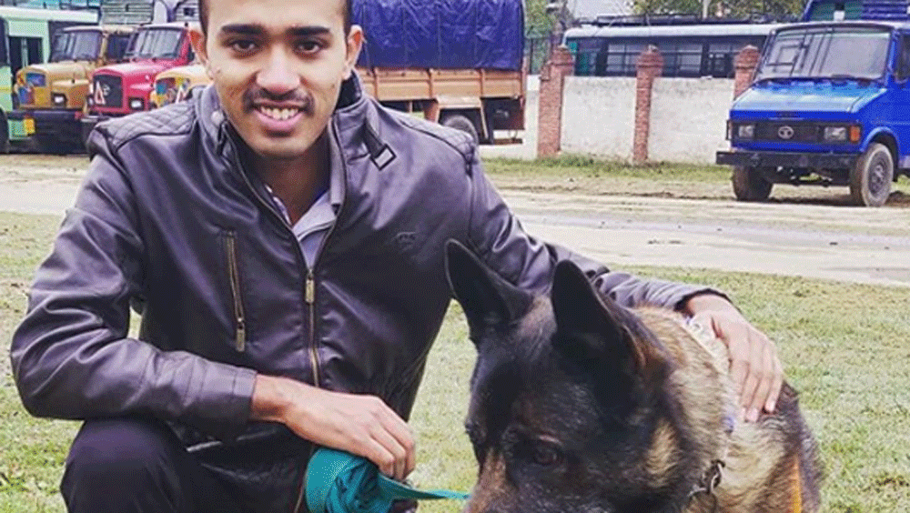 অর্থের অভাব এতটাই প্রকট হয়ে গিয়েছিল যে, দু’বেলা খাবার জোটানোও মুশকিল হয়ে পড়েছিল। এই পরিস্থিতিতে ছেলের পড়াশোনার খরচ কী ভাবে বহন করবেন, তাই ছিল সবচেয়ে দুশ্চিন্তার।