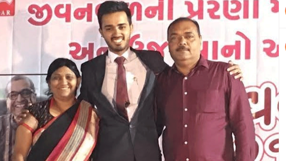 কিন্তু এর মাঝের সময়টা তাঁদের পাশে এসে দাঁড়িয়েছিল ওই প্রতিবেশী পরিবার। নিজের ইনস্টাগ্রামে তাঁদের ছবি শেয়ার করে তাঁদের যশোদা মা এবং নন্দ বাবা বলে অভিহিত করেছেন সফিন। লিখেছেন, ‘রক্তের সম্পর্ক নেই, এঁরা আমার যশোদা মা আর নন্দ বাবা।’