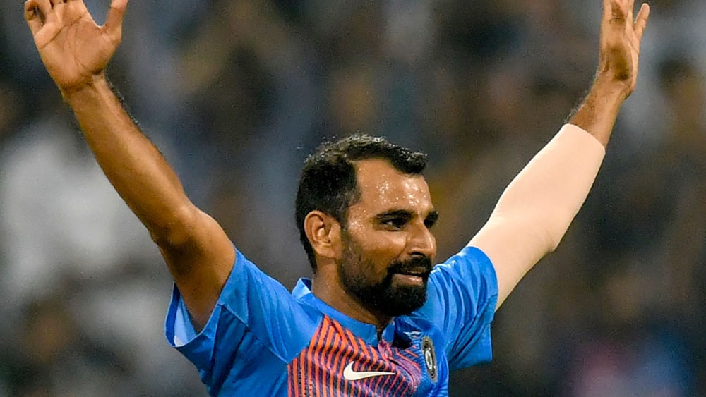 মহম্মদ শামি: ক্যারিবিয়ানদের বিরুদ্ধে সিরিজ নির্ণায়ক টি-টোয়েন্টি ম্যাচে খেলেছিলেন। কেন তাঁকে সবাই প্রশংসা করে, সেটা বুঝিয়ে দেন ওয়াংখেড়েতে অনুষ্ঠিত সেই ম্য়াচে। কিন্তু চিপকে শামিকে আগুনে ফর্মে পাওয়া যায়নি। আজ তাঁকে পুরনো মেজাজে দেখতে চাইছে দল।