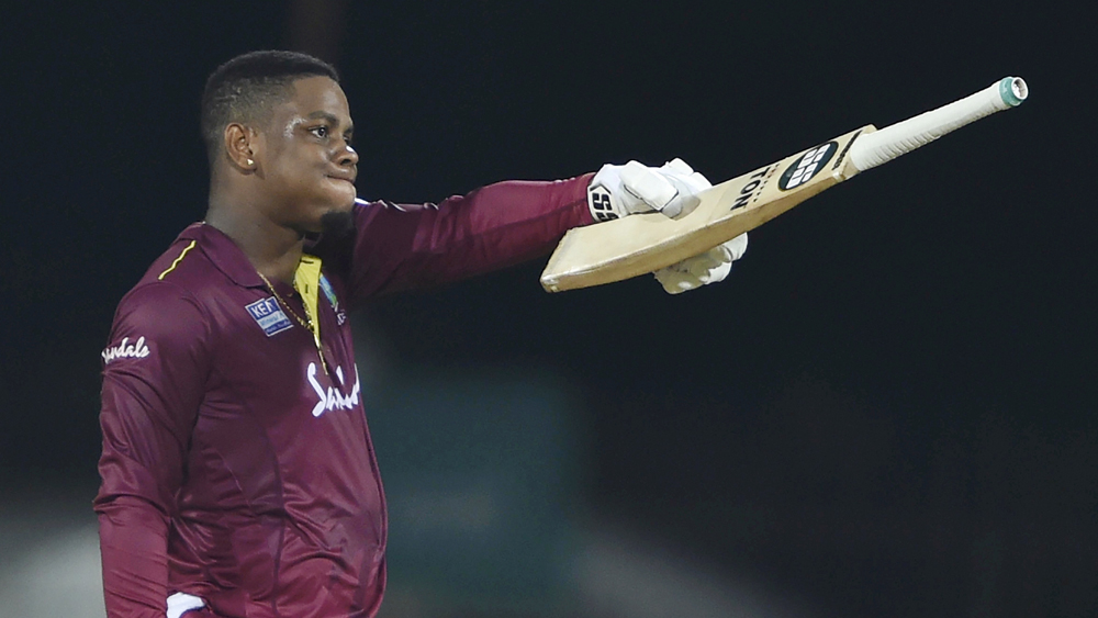 হেটমায়ার হলেন পাওয়ার হিটার। শক্তিনির্ভর ব্যাটিং তাঁর। ব্যাকফুটেও স্পিনারকে অনায়ারে ছয় মারলেন তিনি। বিশেষ করে মিড উইকেট, লং অনের উপর দিয়ে গ্যালারিতে আছড়ে ফেললেন স্পিনারদের। তাঁর এই মেজাজের সামনে দিশেহারা দেখাল ভারতকে। তালগোল পাকিয়ে গেল যাবতীয় পরিকল্পনা।