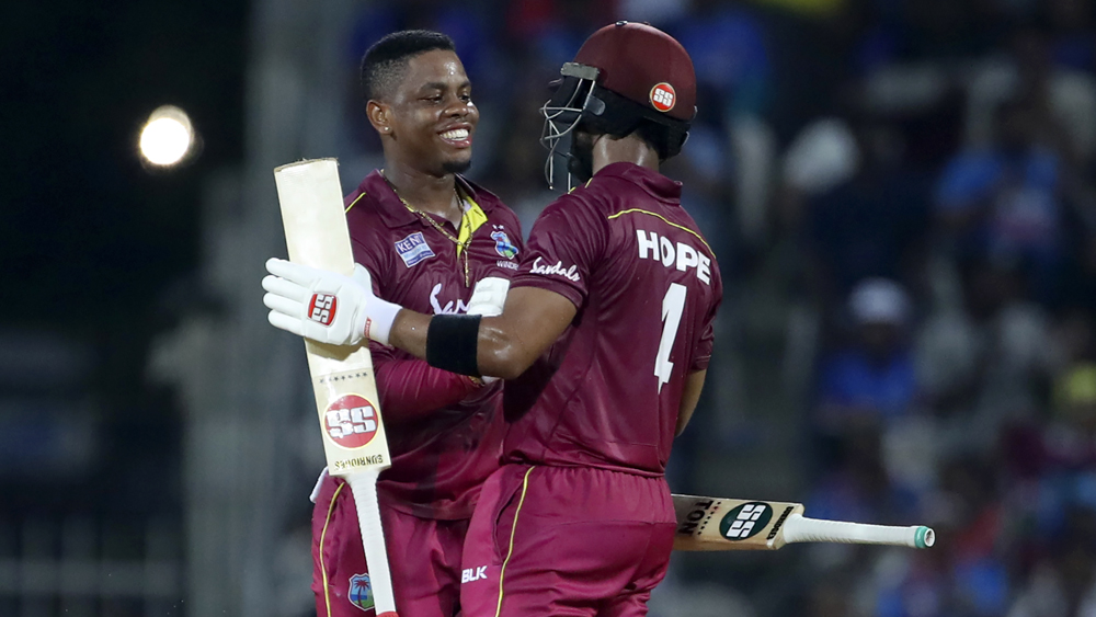 শেই হোপও করলেন সেঞ্চুরি। কিন্তু তার ব্যাটিং স্টাইল অন্যরকম। হেটমায়ার যখন ঝড় তুলছেন, হোপ তখন ধীরে-সুস্থে খেলে ম্যাচটাকে টেনে নিয়ে গেলেন শেষ পর্যন্ত। তুলনায় অনেক মন্থর খেললেন তিনি। পঞ্চাশ এল ৯২ বলে। ১০০ এল ১৪৯ বলে। কিন্তু শেষ পর্যন্ত থাকলেন তিনি। ফিরলেন দলকে জিতিয়ে।