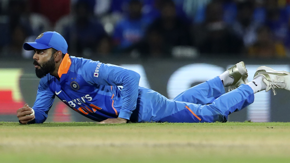 ২০১৭ সালের চ্যাম্পিয়ন্স ট্রফির ফাইনালে পাকিস্তানের কাছে পরাজয়ের পর বোলিং নিয়ে অন্য পথে হেঁটেছিল ভারত। মাঝের ওভারগুলোয়া উইকেট তোলার উপরে জোর দেওয়া হয়েছিল। সেই লক্ষ্যে চায়নাম্যান কুলদীপ যাদব ও লেগস্পিনার যুজভেন্দ্র চহাল ক্রমশ নিয়মিত হয়ে উঠেছিলেন দলে। কিন্তু রিস্ট স্পিনাররা এখন বিরাট কোহালির দলে নিয়মিত নন।