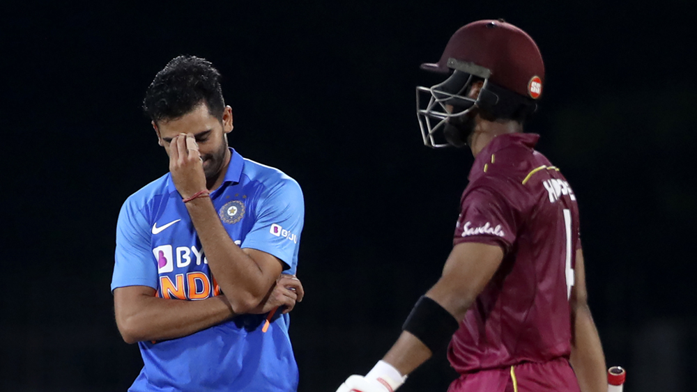 ওয়েস্ট ইন্ডিজের বিরুদ্ধে দ্বিতীয় টি-টোয়েন্টিতে মার খাওয়ার পর শেষ টি-টোয়েন্টিতে দলে ছিলেন না চহাল। রবিবার চিপকেও দলের বাইরে থাকলেন তিনি। যদিও ক্রিকেটমহল মনে করছিল, বিখ্যাত ‘কুল-চা’ জুটিকে দেখা যেতে পারে। কিন্তু তা হয়নি। আর এই ম্যাচে দেখাও গেল যে মাঝের ওভারগুলোয় বিপক্ষকে আটকে রাখা যাচ্ছে না।