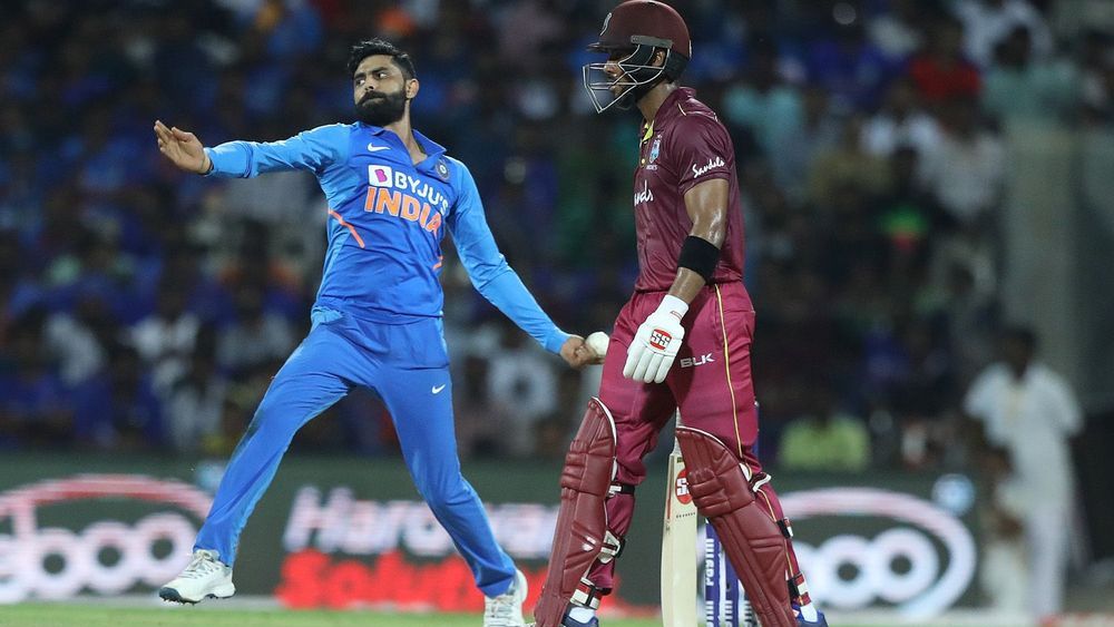 বাঁ-হাতি স্পিনার রবীন্দ্র জাডেজা ছিলেন দলের চতুর্থ বিশেষজ্ঞ বোলার। কিন্তু এদিনের পর তা নিয়ে প্রশ্ন উঠবেই। ১০ ওভারে ৫৮ রান দিলেন তিনি। সবচেয়ে বড় কথা, ব্যাটসম্যানদের চাপে ফেলতে পারলেন না একেবারেই। মাঝের ওভারে উইকেট নিতে গেলে শুধু টেনে টেনে বল করলে কিন্তু চলবে না!