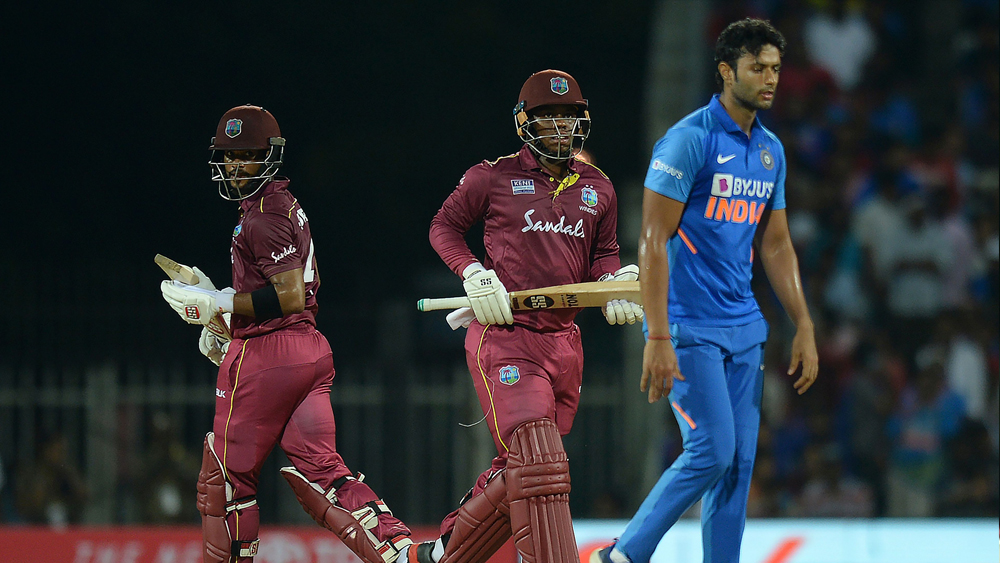 শিবম দুবে ৭.৫ ওভারে দিলেন ৬৮ রান। ইকনমি রেট ৮.৬৮। আর কেদার যাদব এক ওভারে দিলেন ১১। মানে, পঞ্চম বোলারের ১০ ওভারের কোটা যাঁদের মধ্যে ভাগাভাগি হওয়ার কথা, তাঁরা দু’জনেই চরম ব্যর্থ। শিবম ব্যাটেও রান পাননি। অভিষেক ম্যাচে হতাশই করলেন তিনি।