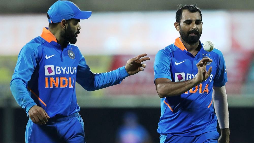 বোলিংয়ে তীক্ষ্ণতার অভাব কিন্তু চিন্তায় রাখছে কোহালিকে। জশপ্রীত বুমরার অভাবে এদিন ভারতের পেস আক্রমণকেও সাদামাটা দেখিয়েছে। মহম্মদ শামি দাগ কাটতে পারেননি। নয় ওভারে দিয়েছেন ৫৭ রান। যা একজন স্ট্রাইক বোলারের থেকে প্রত্যাশিত নয়।