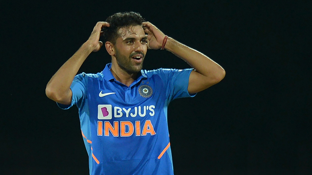 বোলারদের মধ্যে দীপক চাহার ছিলেন সবচেয়ে কার্যকরী। শুরুতে বিপক্ষ ওপেনার অ্যামব্রিসকে ফিরিয়েছিলেন। ১০ ওভারে ৩২টি ডট বলও করেছেন। দিয়েছেন ৪৮ রান। তাঁর বলে ১০৬ রানে থাকা হেটমায়ারের সহজ ক্যাচ ফেলে দিয়েছিলেন লং অনে দাঁড়ানো শ্রেয়াস আইয়ার। তা ছাড়া মিসফিল্ড, ওভারথ্রো-ও হল।