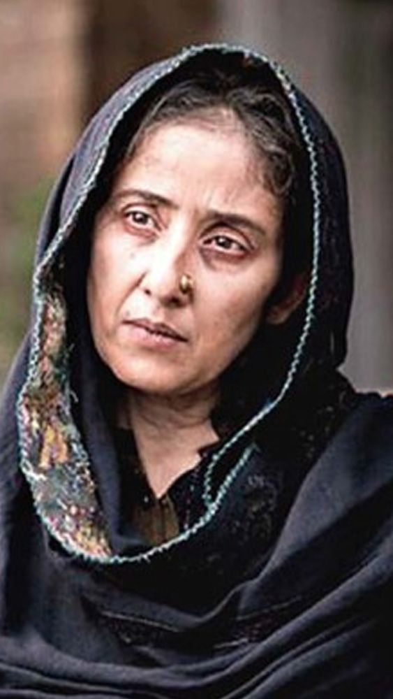 শৈশব থেকেই মনীষার সঙ্গে ভারতের স্বপ্ন নিবিড়। তাঁর ছোটবেলা কেটেছে বারাণসীতে, দাদু-দিদিমার কাছে। পরে দিল্লি এবং মুম্বইয়ে। তখন থেকেই ভারত ছিল মনীষার সেকেন্ড হোম।