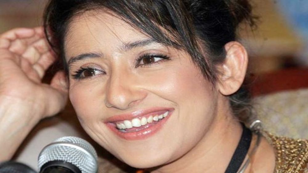 ২০০০ সাল নাগাদ কেরিয়ারে ভাটার টান আসতে মনীষা সরে আসেন টেলিভিশনে। ২০০৪ সালে তিনি চলে যান নিউ ইয়র্ক। ফিল্ম মেকিংয়ের উপর ডিপ্লোমা করেন নিউ ইয়র্ক বিশ্ববিদ্যালয় থেকে।