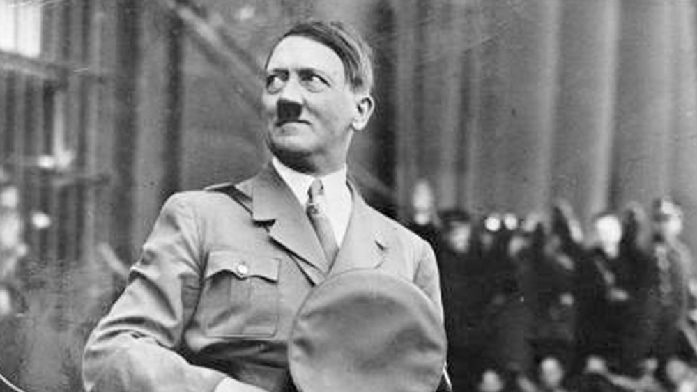 নিশ্চয় বুঝতে পেরেছেন কার কথা হচ্ছে। অ্যাডল্ফ হিটলার। ১৯৪১ সালে ‘অপারেশন বারবোসা’ নামে সোভিয়েত ইউনিয়ন দখলের জন্য আক্রমণ চালান তিনি। সেই সময় তিনি একটি গোপন ঘাঁটি তৈরি করেন পোলান্ডে। লোকচক্ষুর আড়ালে শ্রোকো-র গভীর জঙ্গলে একটি হৃদের ধারে তৈরি করেন আস্তানা।