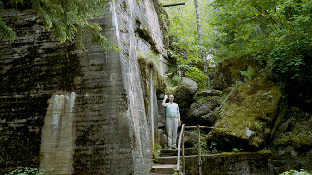 এই ঘাঁটিটাই উলভ’স লেয়ার বা নেকড়ের ডেরা নামে পরিচিত। এই ঘাঁটিতে এখন সাধারণ মানুষ ঘুরতে যান প্রতি বছরই। দর্শকদের আগ্রহ দেখে এই বিশাল অঞ্চলকে একটি থিম পার্কে পরিণত করার পরিকল্পনাও করেছে পোলিশ সরকার। পার্কের থিম হবে ‘নাজি সময়কাল ও হিটলার’।