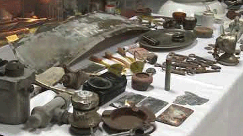 আর কী কী পাওয়া গিয়েছে হিটলারের এই ডেরা থেকে? উদ্ধার হাওয়া সামাগ্রীর মধ্যে রয়েছে একটি গ্যাস লাইটার, হাত ঘড়ি, কিছু বুরুশ, চিরুনি, সানগ্লাস, দাড়ি কাটার রেজার, ক্ষুর।