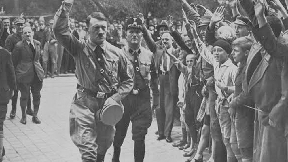 বিশ্বযুদ্ধের সময় এই ঘাঁটিতেই ৮৫০ দিন ছিলেন হিটলার। গোপন ঘাঁটিতে হামলার যাবতীয় পরিকল্পনা হত এখান থেকেই। ৬১৮ একরের জমির উপর অবস্থিত এই গোপন ঘাঁটিতে ছিল শ’দুয়েক বাড়ি, দু’টি সামরিক বিমানঘাঁটি এবং একটি রেলওয়ে স্টেশন।