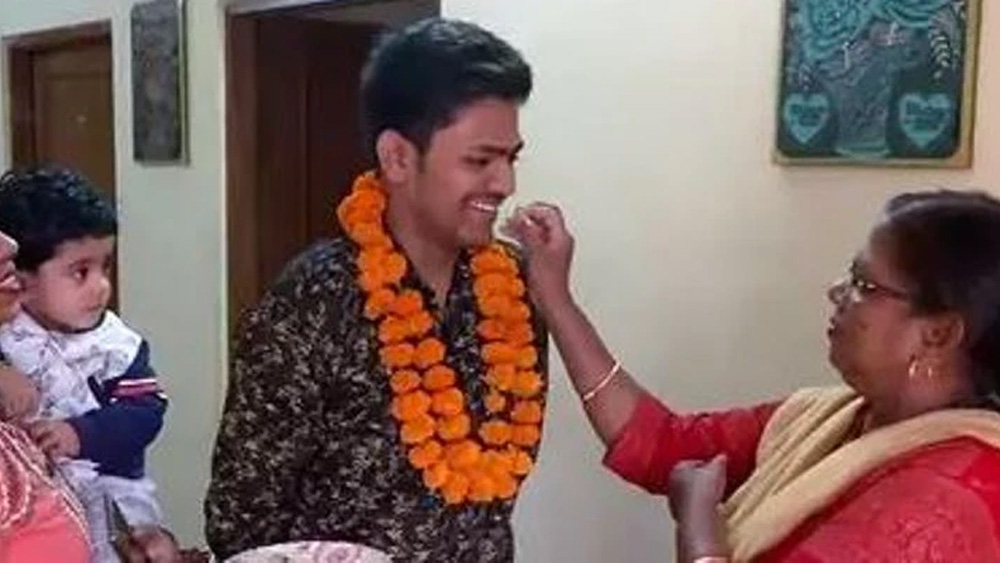 জয়পুরের মানসরোবরের বাসিন্দা চলতি বছরের এপ্রিলে রাজস্থান বিশ্ববিদ্যালয় থেকে পাঁচ বছরের এলএলবি কোর্স সম্পূর্ণ করেন। তারপর জুডিশিয়াল সার্ভিসেস-এর পরীক্ষায় বসেছিলেন তিনি।