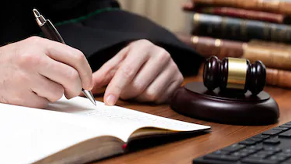 তিনি মনে করেন, সফল বিচারক হওয়ার জন্য জ্ঞানের থেকেও প্রয়োজন সততা। যে সততার জোরে তিনি পেশীশক্তি ও অর্থশক্তিকে পরাস্ত করতে পারবেন।    (ছবি:শাটারস্টক)