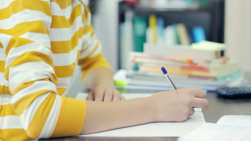 জীবনে কোনওদিন কোচিং সেন্টারে যাননি ময়ঙ্কপ্রতাপ। ছিলেন না কোনও গৃহশিক্ষকও। স্কুল-কলেজের শিক্ষকরা যে পদ্ধতিতে পড়িয়েছেন, সেটাই অনুসরণ করেছেন বলে জানিয়েছেন এই রাজস্থানি যুবক। আর তাতেই বাজিমাত।