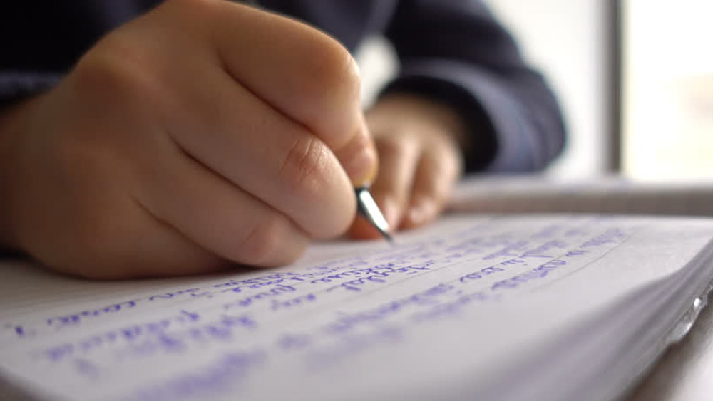 ফেসবুকে কোনওদিন অ্যাকাউন্ট খোলেননি তিনি। সোশ্যাল মিডিয়ার বাকি হাতছানিও তিনি ডিঅ্যাক্টিভেট করে দিয়েছিলেন পরীক্ষার আগে।   (ছবি: শাটারস্টক)