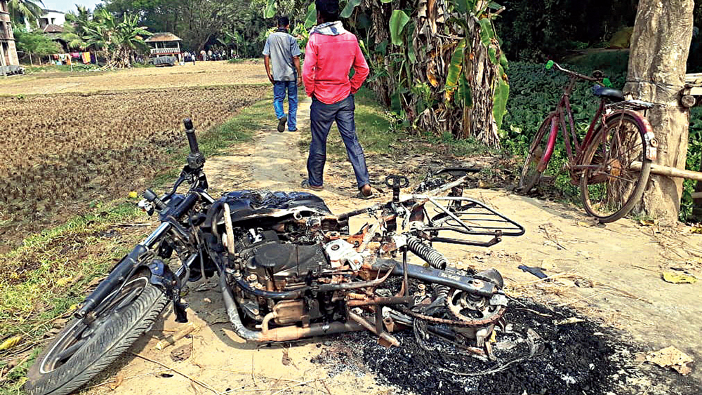 পুড়েছে বাইক। বলরামপুরে। নিজস্ব চিত্র