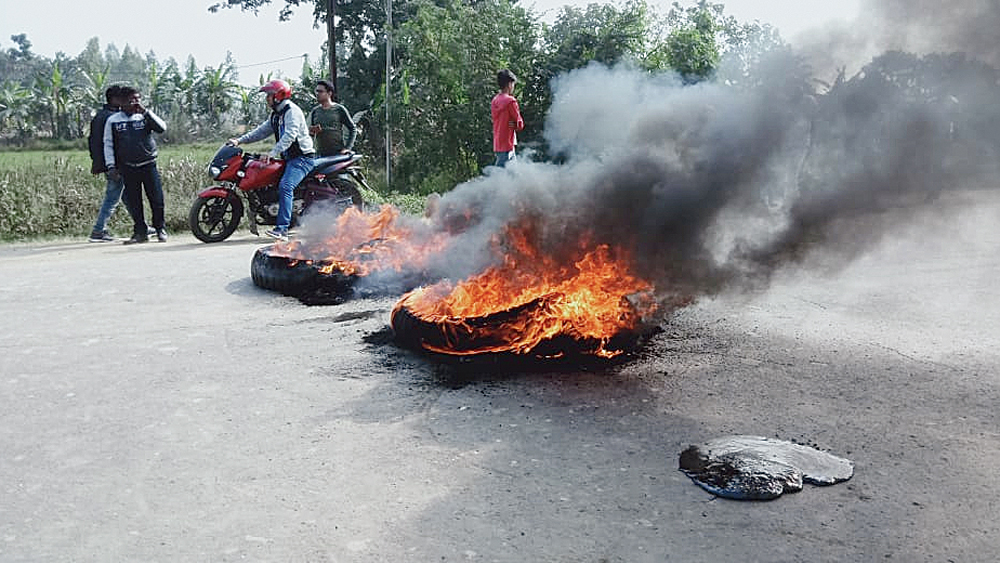 টায়ার জ্বালিয়ে প্রতিবাদ।—ফাইল চিত্র