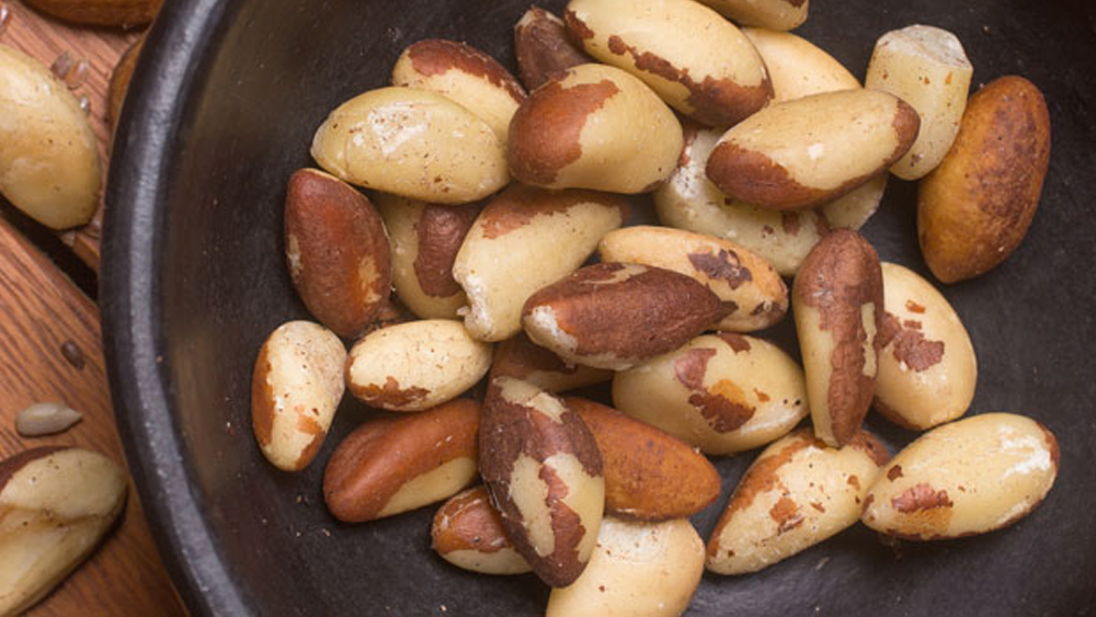 অসুস্থ মা আর ভাইয়ের যাবতীয় খরচ তাকেই টানতে হয়। পড়াশোনার ফাঁকে সে জন্য তাকে বাদাম বিক্রি করতে হয়।