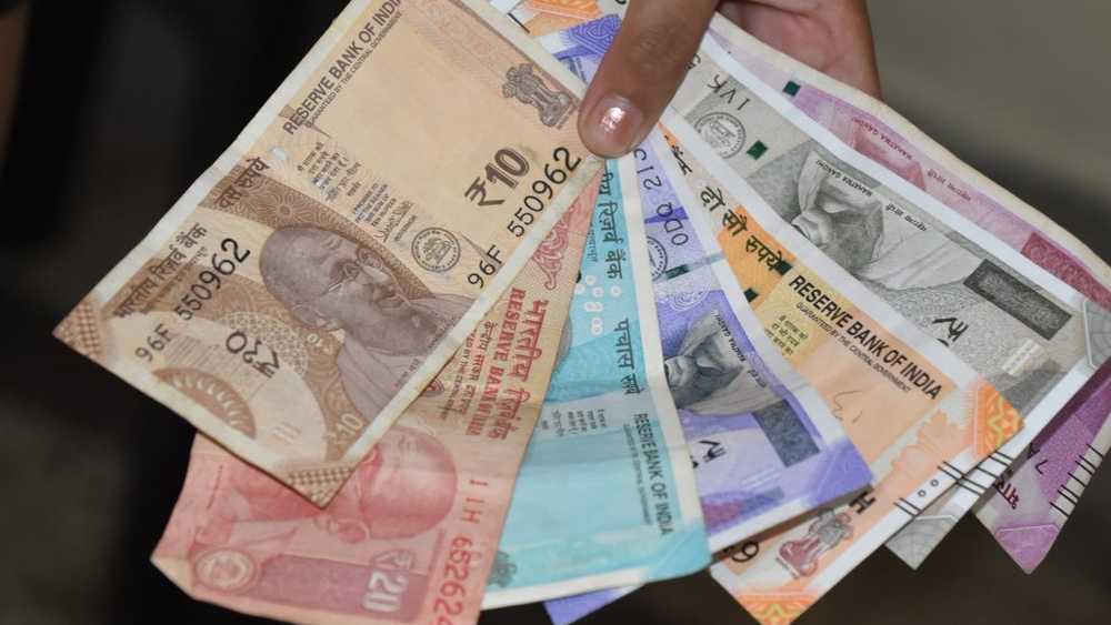 গৃহত্যাগী বাবা কখনও কখনও মন হলে টাকা পাঠান। বাকিটা তাকেই উপার্জন করতে হয়।