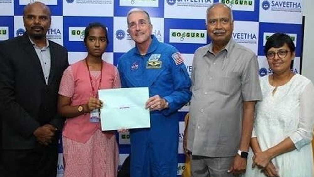 বাদাম বেচার পাশাপাশি সে টিউশনও করে। অষ্টম আর নবম শ্রেণি পর্যন্ত।