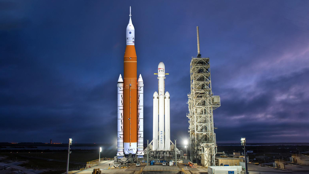 তাতেও অবশ্য সমস্যার সমাধান হয়নি। সমস্যা এবার অন্য জায়গায়। নাসায় ঢোকার টিকিট তো পেয়ে গিয়েছে, কিন্তু যাতায়াত খরচ! সেও তো অনেক টাকা।