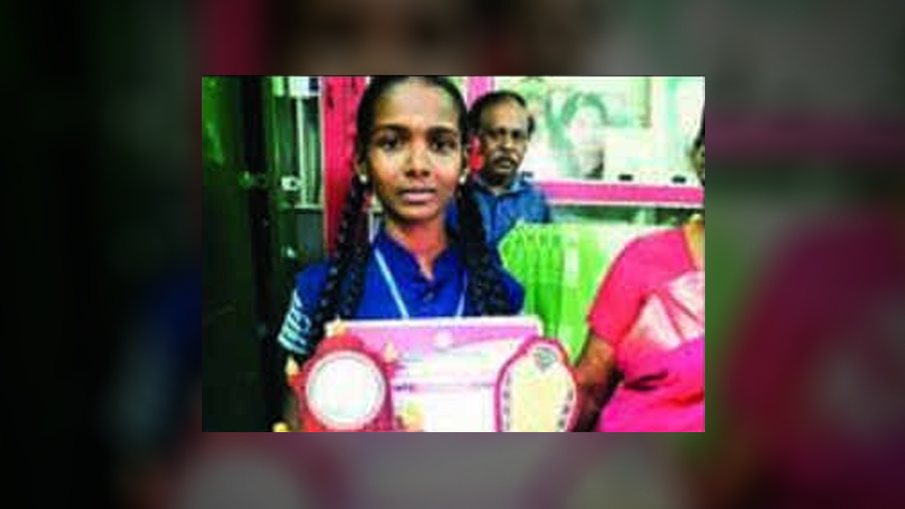 কিন্তু সেটাও যথেষ্ট নয়। জেলা শাসকের কাছে আর্থিক সাহায্যের জন্য আবেদন জানিয়েছে সে।