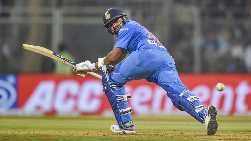 রোহিত শর্মা: ওয়েস্ট ইন্ডিজের বিরুদ্ধে তৃতীয়  টি টোয়েন্টি ম্যাচে শুরু থেকেই ঝড় তুলেছিলেন রোহিত শর্মা। ওয়াংখেড়েতে ৩৪ বলে ৭১ রানের বিধ্বংসী খেলেছিলেন ‘হিটম্যান’। ছন্দে থাকা রোহিত সব সময়েই বিপক্ষের কাছে ভয়ের কারণ। কিন্তু চেন্নাইয়ে রোহিত ক্রিজে সেট হয়েও ৩৬ রানে ফিরে গিয়েছিলেন।