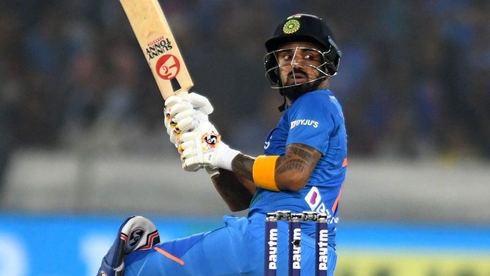 লোকেশ রাহুল: টি টোয়েন্টি সিরিজে একটি ম্যাচে স্রেফ রানই পাননি লোকেশ রাহুল। সিরিজের প্রথম ও তৃতীয় টি টোয়েন্টিতে দলের ভরসা হয়ে উঠেছিলেন এই ওপেনার। মুম্বইয়ে অনুষ্ঠিত তৃতীয় টি টোয়েন্টি ম্যাচে তো রাহুল অল্পের জন্য সেঞ্চুরি হাতছাড়া করেছিলেন। কিন্তু প্রথম ওয়ানডে ম্যাচে রাহুল শুরুতেই আউট হয়ে গিয়েছিলেন। করেন মোটে ছয়।