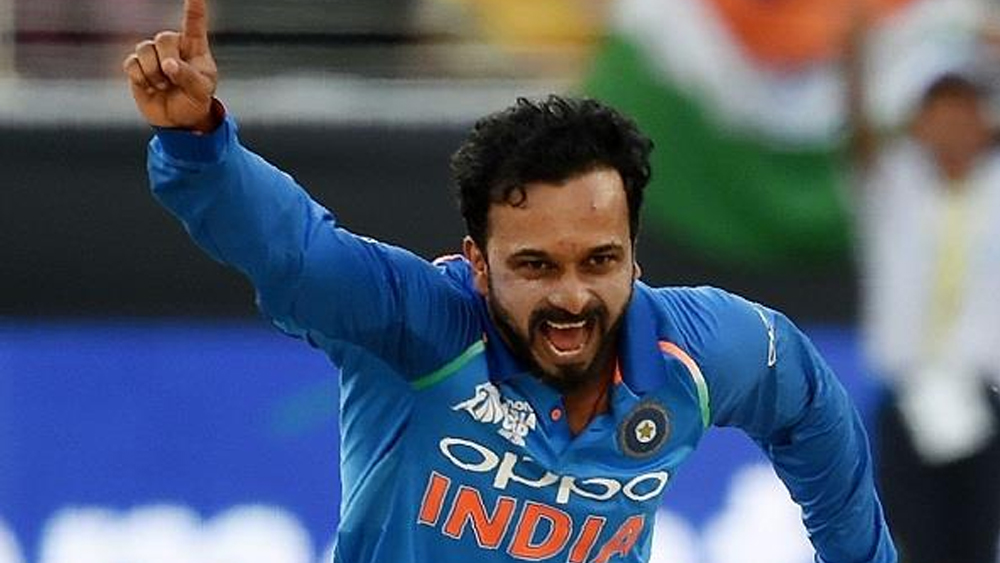 দীর্ঘদিন পর আন্তর্জাতিক ক্রিকেটে ফিরে চেন্নাইতে ৩৫ বলে ৪০ রান করেছেন কেদার যাদব। যা ছয় নম্বরে ভরসা দিয়েছে দলকে। তবে বল হাতে এক ওভারের বেশি দেওয়া যায়নি তাঁকে। কেউ কেউ মনে করছেন, কোহালি তাঁকে আবার আক্রমণে আনতেই পারতেন। তবে বোলার কেদারের থেকেও ব্যাটসম্যান কেদারকে বেশি প্রয়োজন ভারতের।