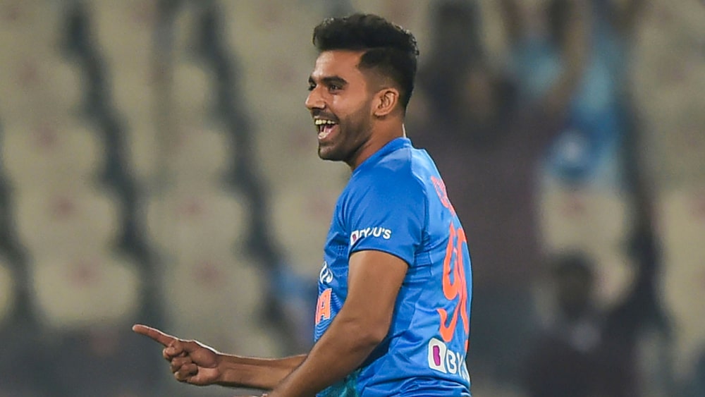 দীপক চাহার: বাংলাদেশের বিরুদ্ধে শেষ টি-টোয়েন্টিতে সাত রানে ছয় উইকেট নিয়েছিলেন। করেছিলেন হ্যাটট্রিক। সেই পারফরম্যান্সের জন্যই ক্যারিবিয়ানদের বিরুদ্ধে ওয়ানডে সিরিজে ডাক পেয়েছেন চাহার। ওয়েস্ট ইন্ডিজের বিরুদ্ধে টি টোয়েন্টি সিরিজে যদিও সে ভাবে নিজেকে মেলে ধরতে পারেননি চহার। চেন্নাইয়ে চাহার অবশ্য বাকিদের তুলনায় ভাল বল করেছেন।