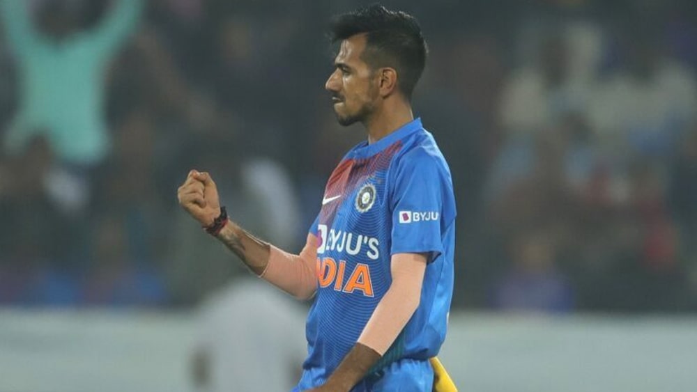 যুজবেন্দ্র চহাল: কুলদীপকে পাশে পেলে চহাল হয়ে ওঠেন ভয়ঙ্কর। ক্যারিবিয়ানদের বিরুদ্ধে তিন ম্যাচের ওয়ানডে সিরিজের প্রথম ম্যাচে চহালকে খেলানো হয়নি। বিশাখাপত্তনমে তাঁকে খেলানোর দাবি তাই জোরাল। আর ‘কুল-চা’ জুটি ছন্দে থাকলে মাঝের ওভারগুলোয় চাপ বাড়ে বিপক্ষের উপর।