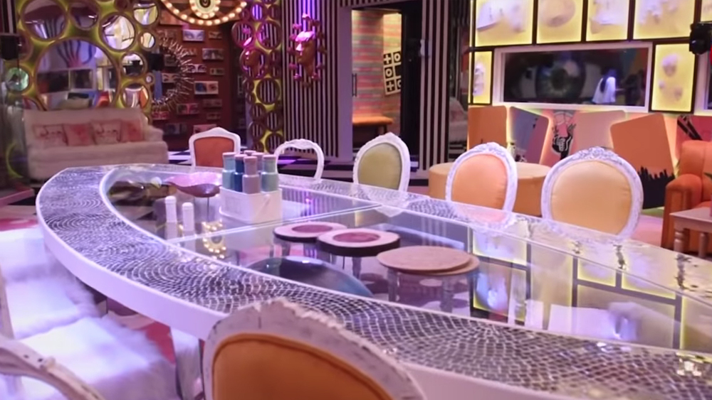 বিগ বস-এর নিয়মিত দর্শকরা নিশ্চয়ই খেয়াল করেছেন যে এই বাড়ির অন্দরসজ্জার অন্যতম উপকরণ আয়না। চারদিকে সাজানো আছে বিভিন্ন মাপের আয়না। তবে এ গুলো কিন্তু সবই একমুখী আরশি বা ওয়ান ওয়ে মিরর।