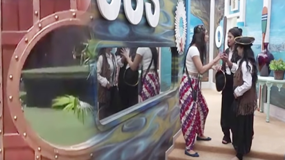 এর মাধ্যমে ইউনিটের ক্রু-রা সবাই প্রতিযোগীদের দেখতে পান। কিন্তু প্রতিযোগীরা তাঁদের কাউকে দেখতে পান না। তবে মাঝে মাঝে তাঁরা আয়নার পিছন থেকে ক্রু-দের হাসি বা হাল্কা কথাবার্তার শব্দ শুনতে পান।