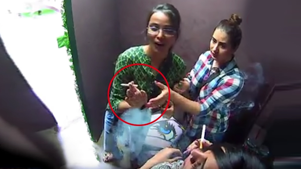 যে উপলক্ষই আসুক না কেন, বিগ বস-এর বাড়িতে সুরার প্রবেশ নৈব নৈব চ। ধূমপানের অনুমতি আছে। কিন্তু সুরাপান নিষিদ্ধ।